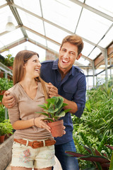 Obraz premium Paar hat Spaß beim Shopping im Gartencenter