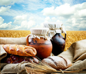 Fototapety  Kompozycja z chlebem na tle natury