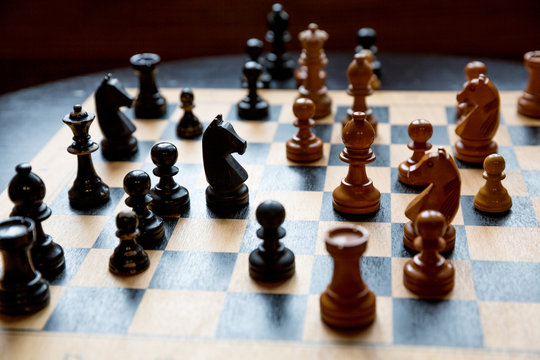 Schachfiguren im Gegenlicht