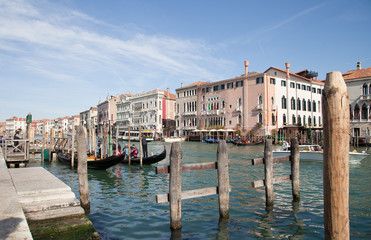 Naklejka premium Embarcadère à gondoles sur le grand canal