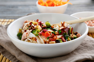 Rice noodles with tuna, peas and onions