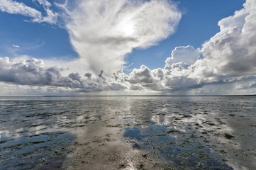 Wolkenstimmung über dem Wattenmeer