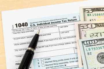 Obraz premium Tax form with banknote, and pen