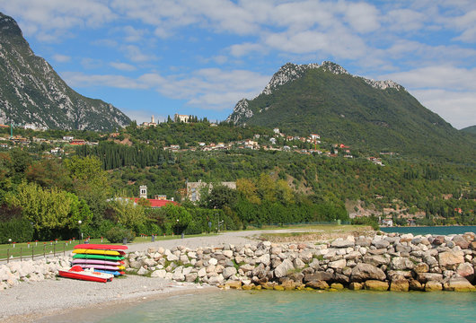 Toscolano Badestrand mit Blick ins Hinterland