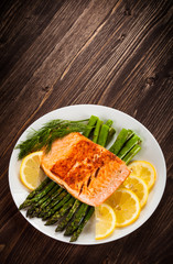 Grilled salmon and asparagus