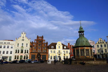 Obraz premium Wasserkunst auf dem Markt, Wismar