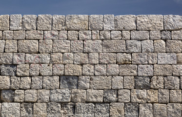 Muro in pietre con sfondo cielo