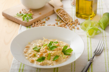 Chickpeas with paprika, cream sauce