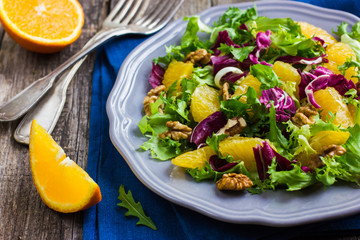 Salad mix with orange and walnuts