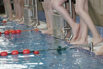 Bojenleine in einem Schwimmbad um die Bahnen zu trennen