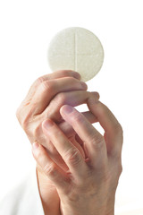 mani alzate con eucaristia