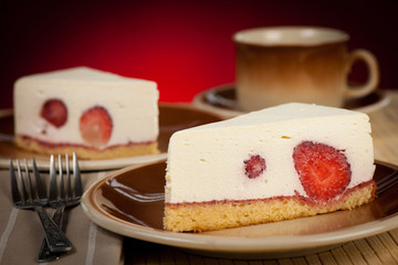 A slice of delicious cheeese cake with strawberries and syrup se