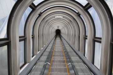 Rolltreppe im Glastunnel