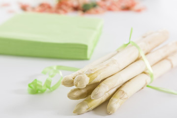 Servietten und ein Bund Spargel - lecker