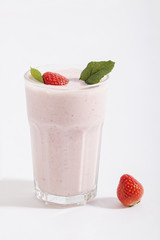 Erdbeershake aus frischen Erdbeeren und Eis gemixt