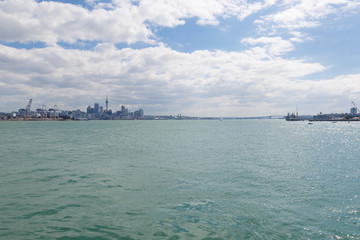 Naklejka premium Auckland sykline seen from the water