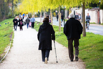 A picture of an old couple strollingin the park