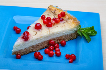 Cheesecake with berries and mint