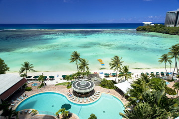 タモン湾のサンゴ礁とリゾートホテル