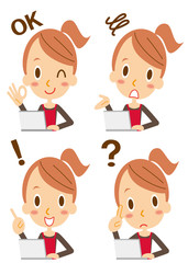 表情　ノートパソコンを使うポニーテールの主婦