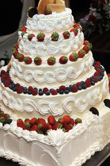 ウェディングケーキ,生クリームの豪華なイチゴでアレンジされたデコレーションケーキ