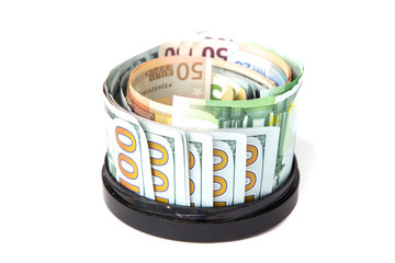 Валюта стоит кругом в круглой подставке на белом фоне.