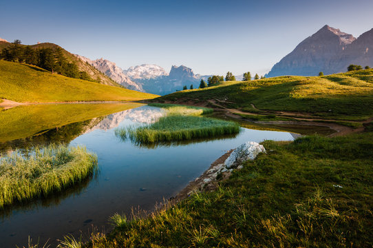 Lago di montagna all'alba