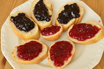 Baguette slices with raspberry and blueberry jam