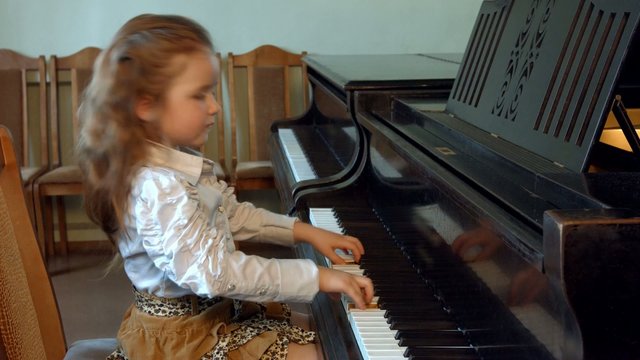 Cute little girl plaing grand piano, 4k, Hosanna 