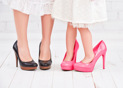 legs mother and daughter little girl fashionista in pink shoes o