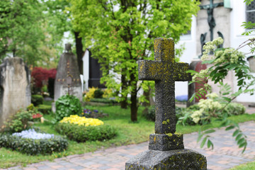 Kreuz auf dem Grabstein