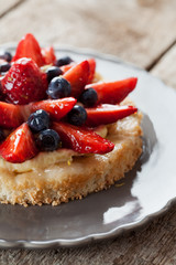 Tartlete with custard and berries