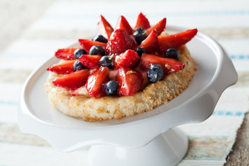 Tartlete with custard and berries