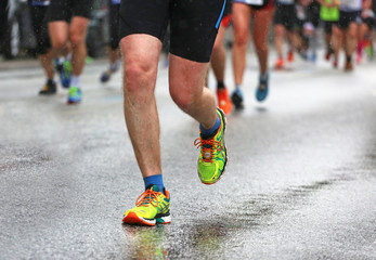 Marathonläufer im Regen-nah