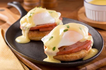 Zelfklevend Fotobehang Eggs Benedict with Thick Cut Ham © fudio