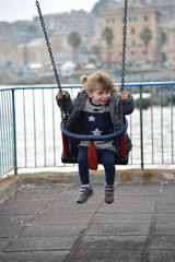 Bimba in altalena