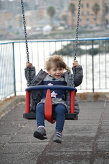 Bimba in altalena