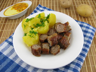Bratwurst mit Petersilienkartoffeln und Maracuja-Senf-Soße