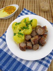 Bratwurst mit Petersilienkartoffeln und Maracuja-Senf-Soße