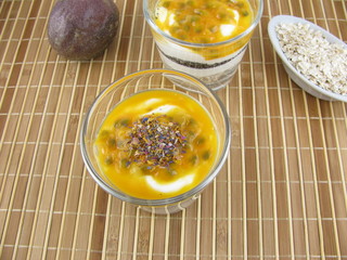 Schichtdessert mit Gewürzblüten, Joghurt und Maracuja