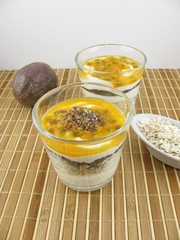 Schichtdessert mit Gewürzblüten, Joghurt und Maracuja