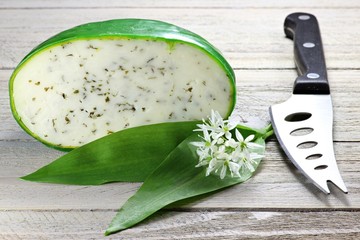 Bärlauch-Ziegenkäse mit Käsemesser auf Holztisch