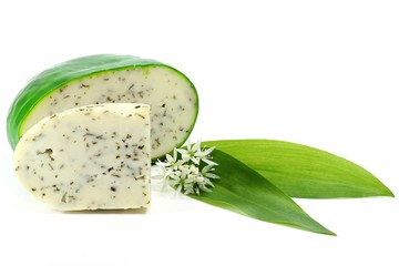 Bärlauch-Ziegenkäse isoliert auf weißem Hintergrund