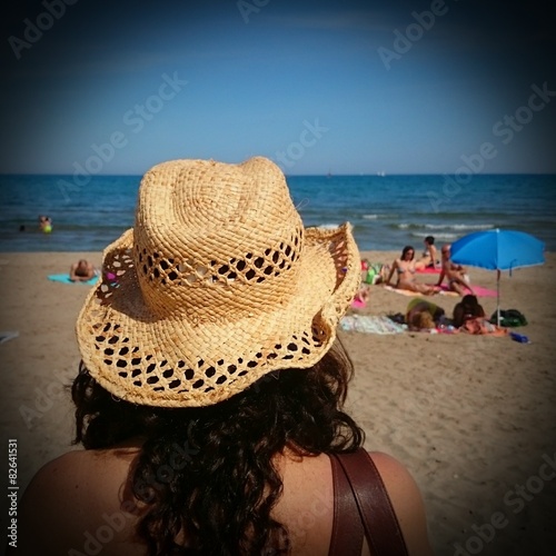 Sintético 93+ Foto Mujer En La Playa De Espalda Actualizar