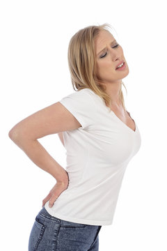 jeune femme souffrant de maux de dos 