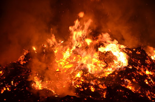 Hexenfeuer lodert