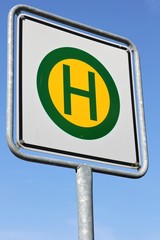 Deutsches Verkehrsschild: Haltestelle Schulbusse