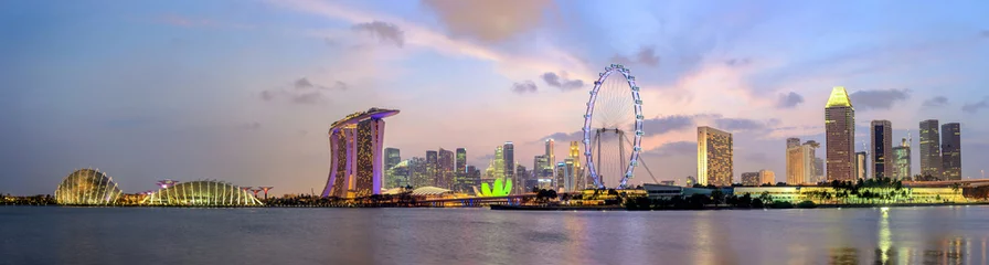 Gordijnen Panorama view of Singapore city skyline at Marina Bay © Noppasinw