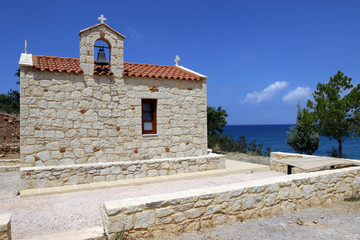 Fototapeta premium Small church on the coast of Crete in Greece