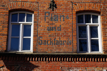 DDR-Relikt an Baudenkmal in der historischen Altstadt Wismar